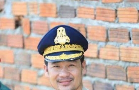 面熟吧？这个警官终于被抓！