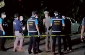 一名狱警因嫉妒前妻有了新男友而在家中开枪打死三人，案情被曝光。