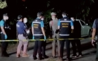一名狱警因嫉妒前妻有了新男友而在家中开枪打死三人，案情被曝光。