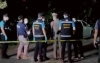 一名狱警因嫉妒前妻有了新男友而在家中开枪打死三人，案情被曝光。