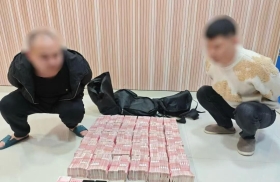 🇨🇳 300万现金被电诈团伙拿走，民警火速拦截！