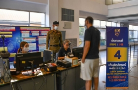 达府移民局于泰缅第二友谊大桥接收自缅甸遣返人员