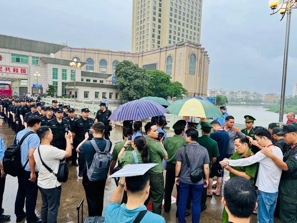 胡志明市警方突袭公寓，发现19名中国通缉犯、电诈分子，通过芒街口岸移交