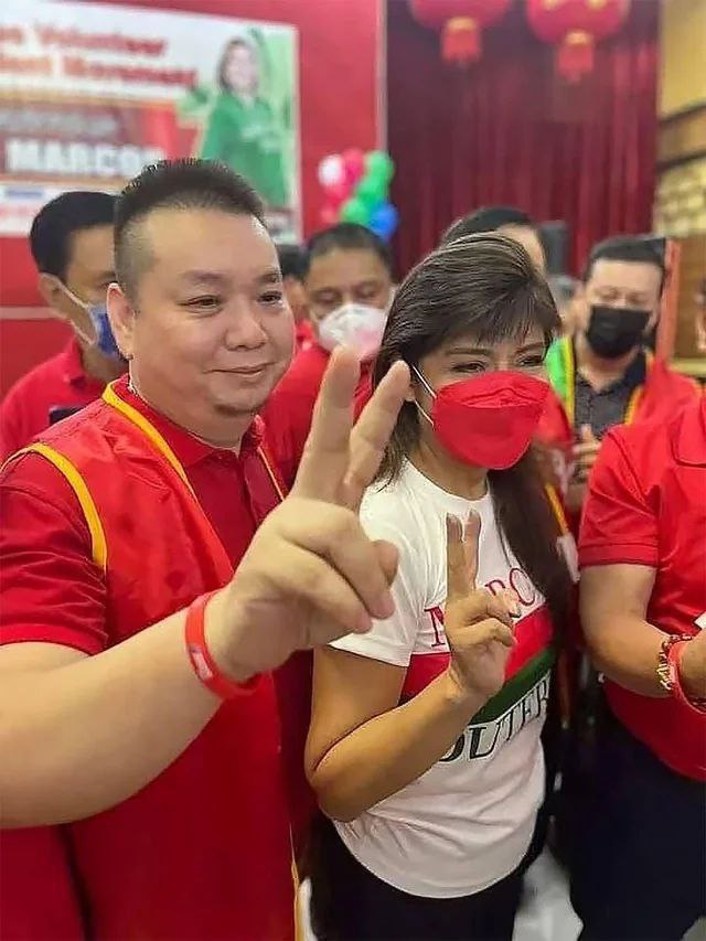 菲华钢铁商人绑架案主嫌李耀曾与菲高层政要亲密互动，引发舆论关注
