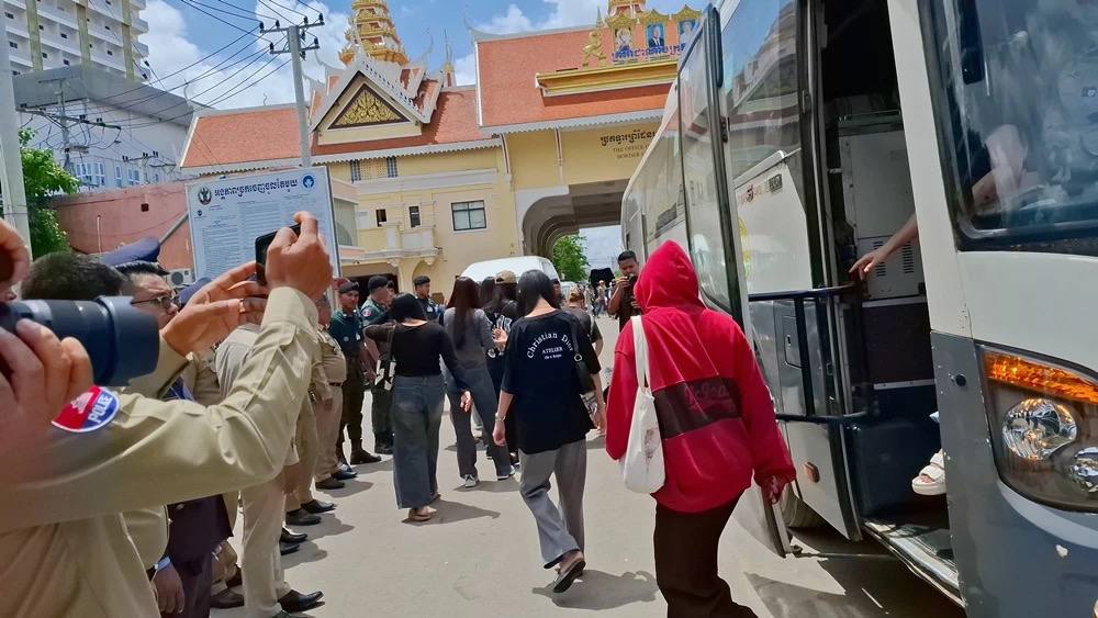泰国电诈团伙在柬覆灭 43人落网2人竟是通缉犯