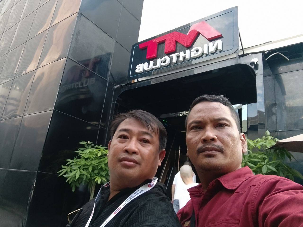 今天上午，金边知名娱乐场所 TM CLUB 麻烦大了，民众指控它藏有毒品还搞变相赌博。