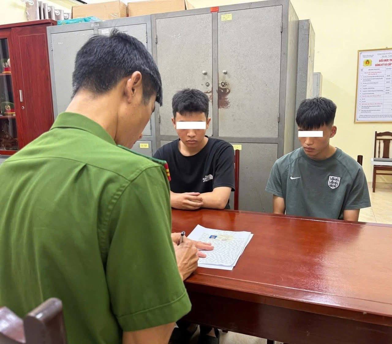 两名年轻人的行为实在是错得离谱！越南新闻
