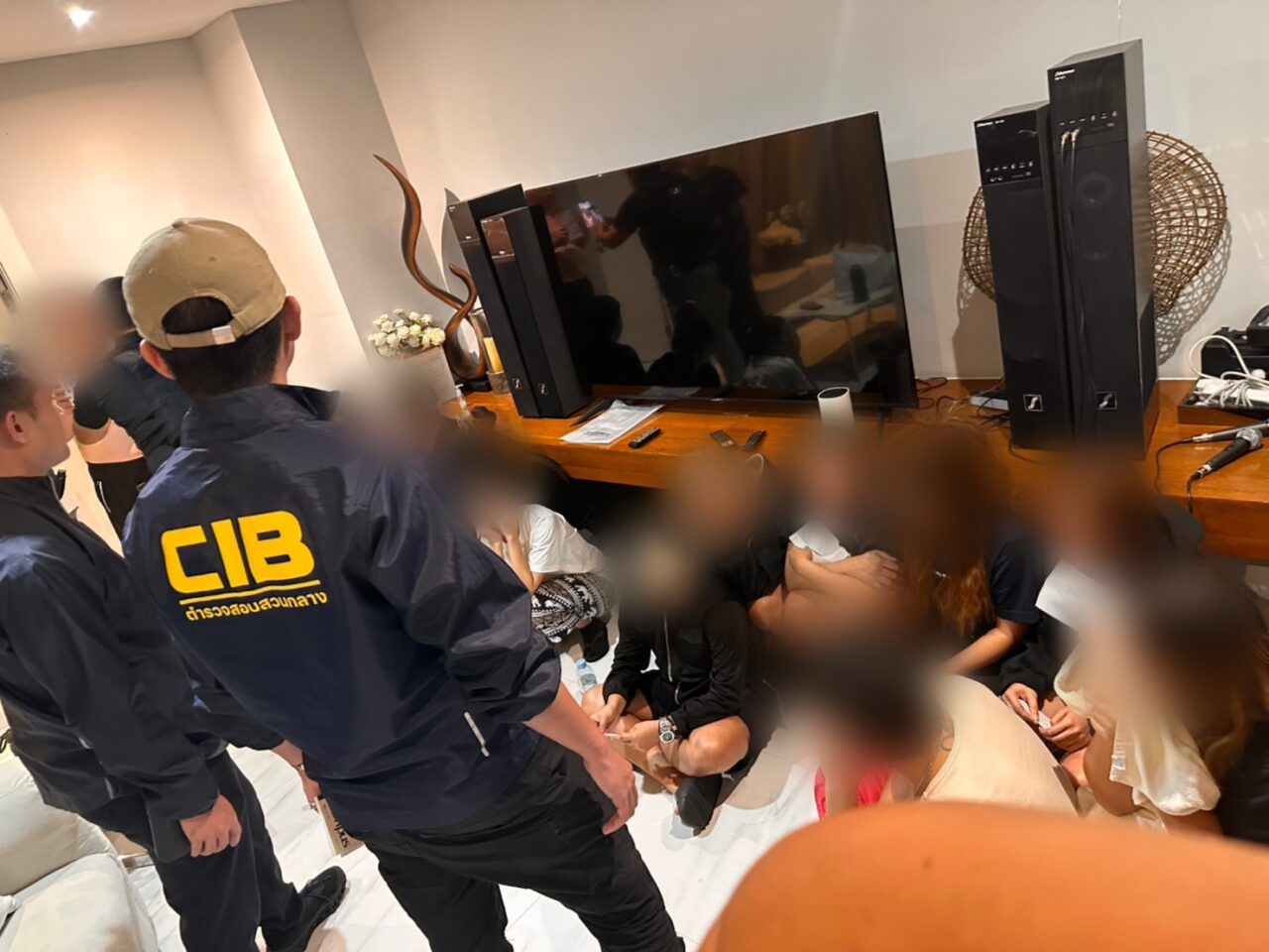 从缅甸逃到泰国仍被抓！24 名国际诈骗犯藏身豪华别墅待逃第三国，5 人在逃