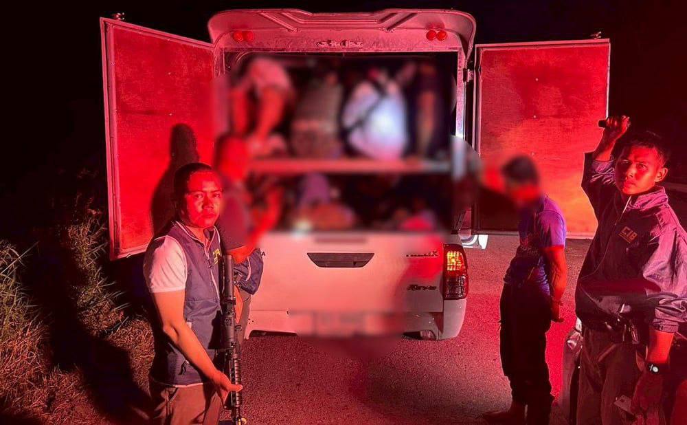 皮卡藏27人！泰国公路警察截获跨境偷渡案 含9名中国人