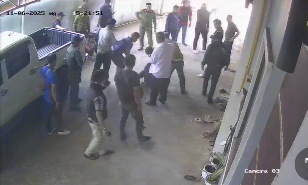 老挝警方捣毁外籍诈骗窝点 追捕中嫌疑人踩塌邻房屋顶