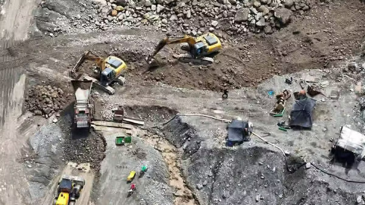 中国男子伙同7名菲律宾人非法采金被捕