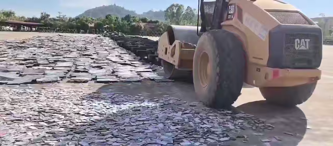 缅甸亚太：警方用压路机销毁了从网络诈骗窝点缴获的2万多部手机和3000台电脑